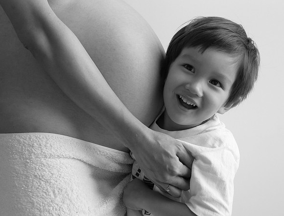 2 years old hugging pregnant mom